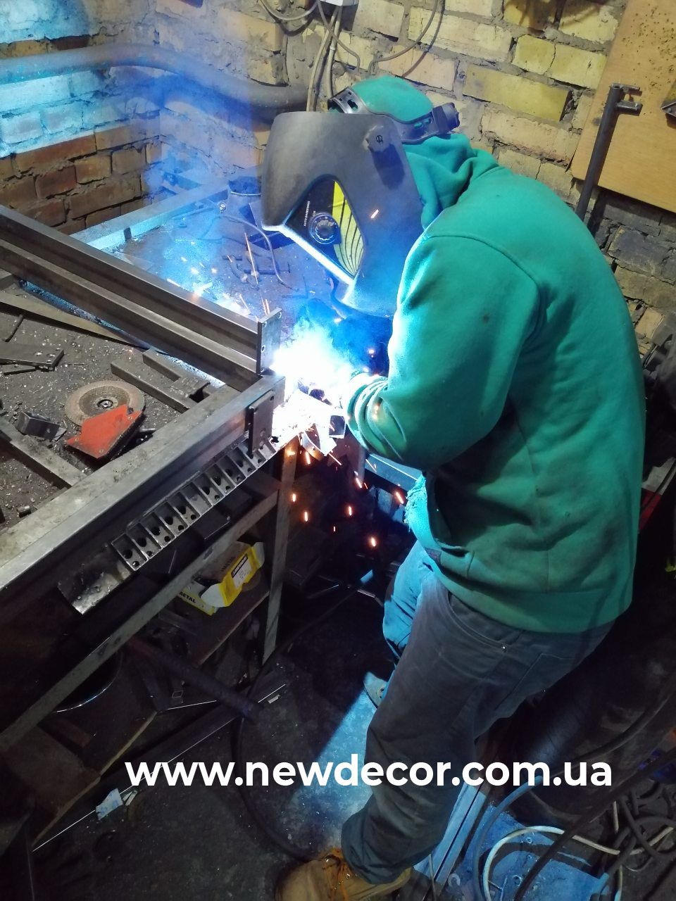 виробництво ніжок, опор для столів